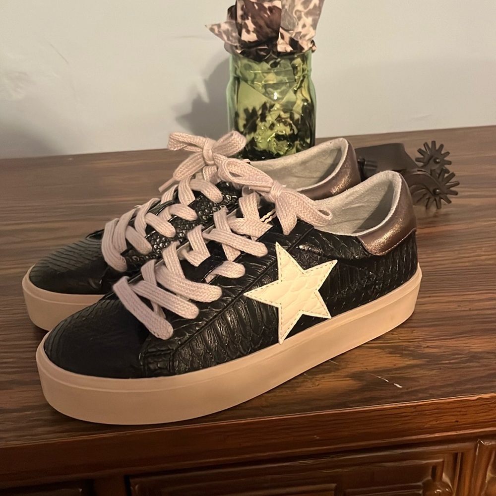 shushop sneakers 7.5